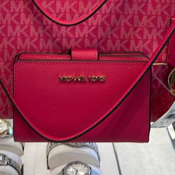 MICHAEL KORS
Medium Crossgrain Leather Wallet
Electric Pink
NWT - Picture 15 of 16